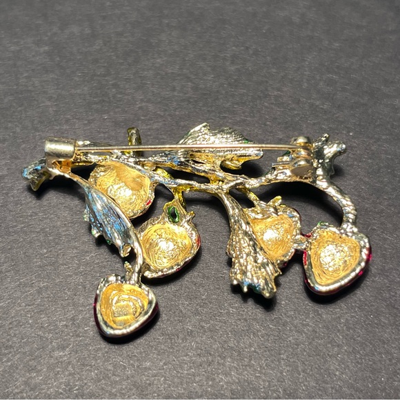 Strawberry Brooch - Picture 5 of 7